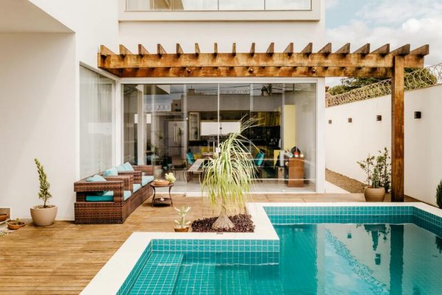 patio-con-piscina-en-verano
